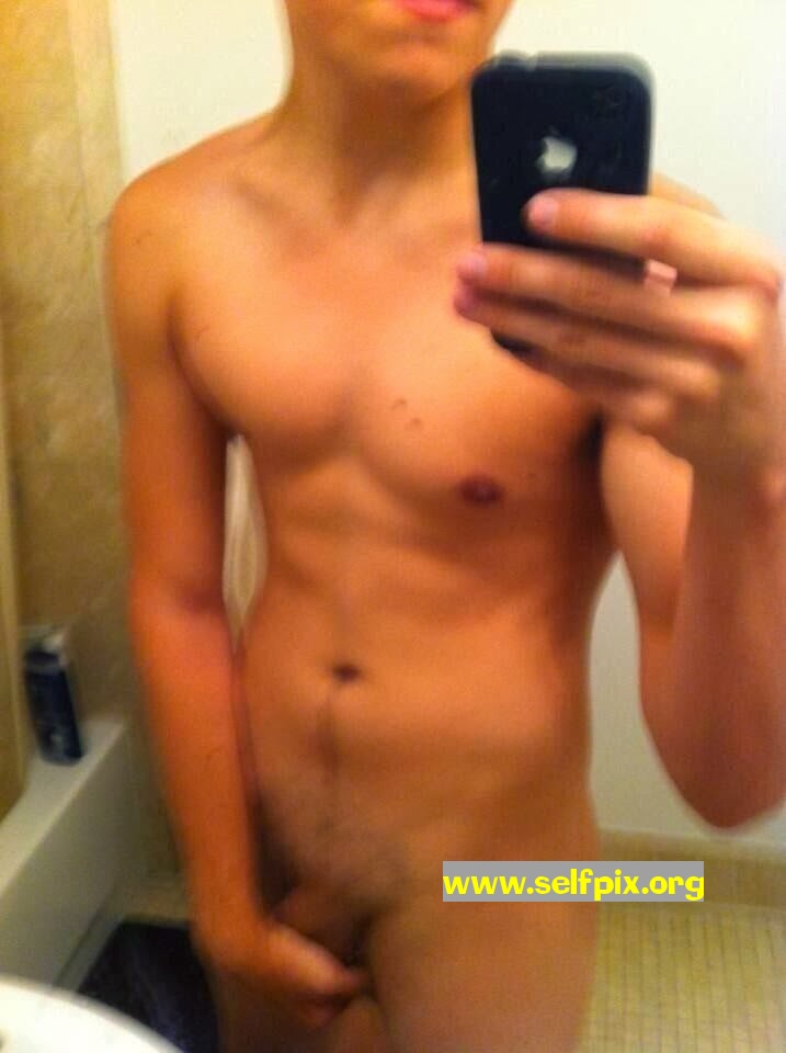 Dylan-Sprouse-underwear-nude-self-pics-shows-penis