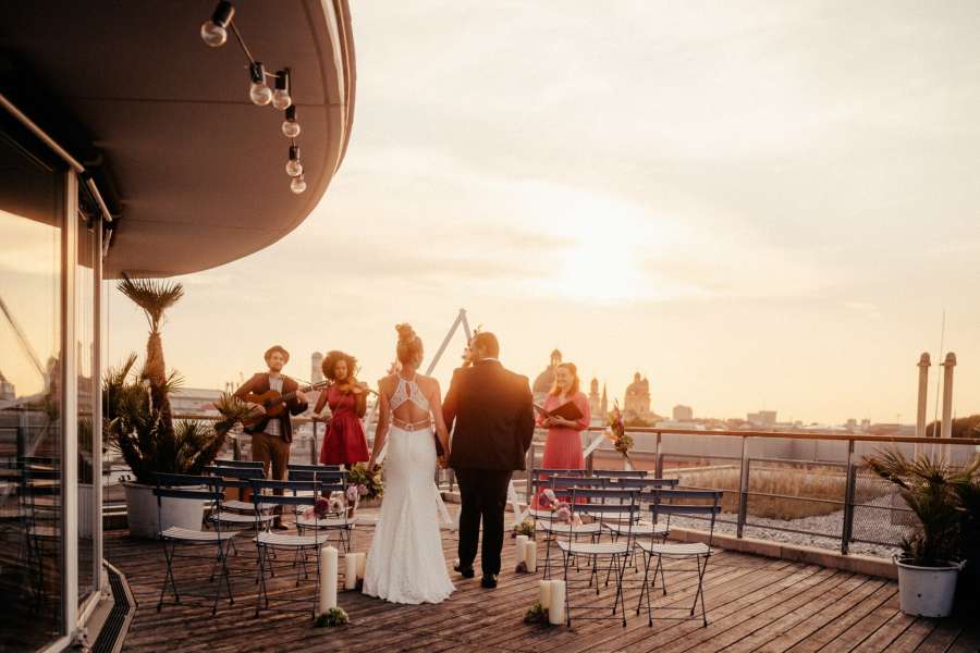Heiraten am Eisbach mit wunderschöner Dachterrasse-Hochzeitslocations in München