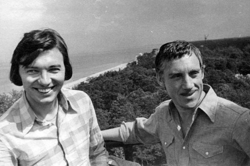 Карел Готт и Владимир Высоцкий в г. Дубулты (Латвия) Фото О. Мартинсона, 6 августа 1972 года. (из архива Сергея Демина) Карел Готт и Владимир Высоцкий в г. Дубулты (Латвия) Фото О. Мартинсона, 6 августа 1972 года. (из архива Сергея Демина) звезды, история, фото