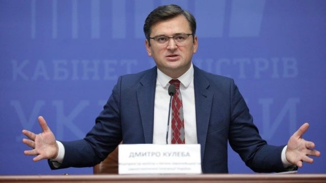 Ушат помоев в единственный колодец: Киев призвал ЕС не отменять антироссийские санкции