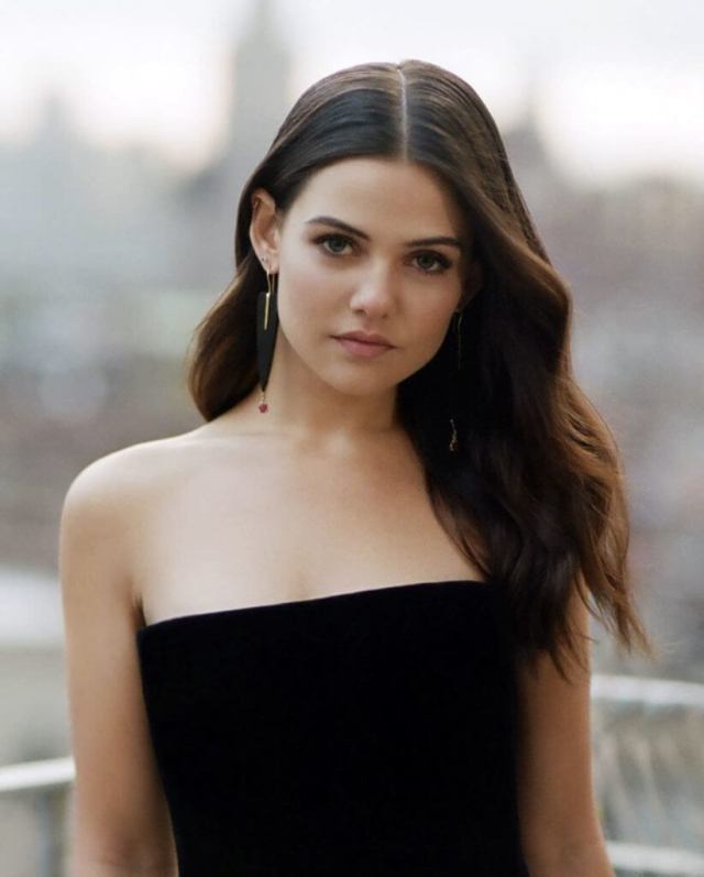 Danielle Campbell hot pictures