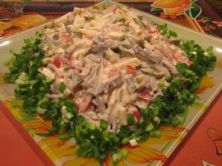 Салат с сердцем, копченым сыром и овощами