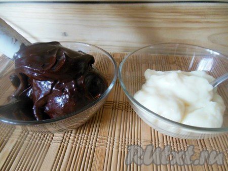 3-4 столовые ложки получившейся массы отложите в отдельную ёмкость. А в массу, оставшуюся в банке, добавьте какао-порошок и еще раз взбейте блендером до получения однородной массы.