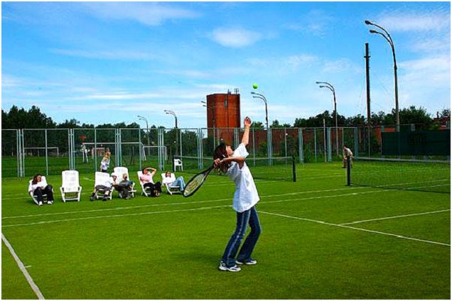 co nhan tao san tennis