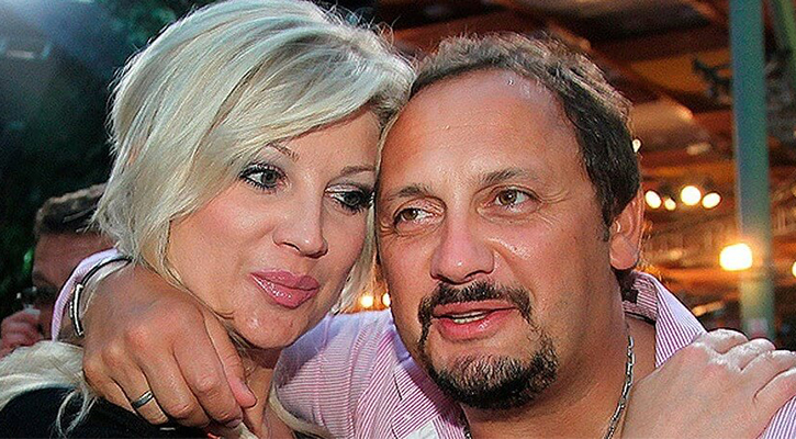 безумно влюблен в жену Михайлов Певец обнимает супругу