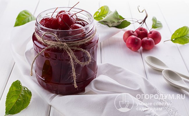Крошечные яблочки в прозрачном сиропе станут хорошим угощением к зимнему чаепитию
