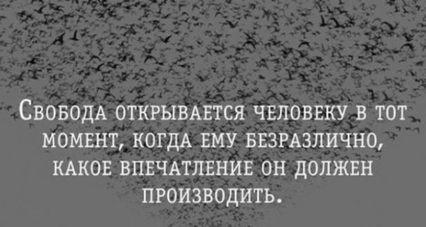 Блондинка на горячем пляже Горячая на фоне растений и песка