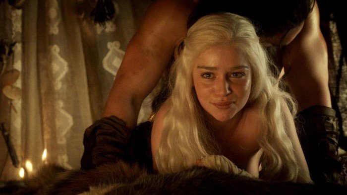 Эмилия Кларк (Emilia Clarke): Сливы, эро-сцены и проф. фотосессии.