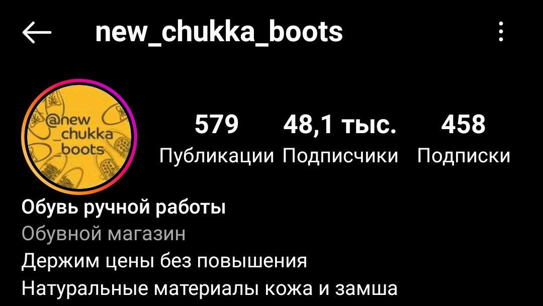 Молодая модель делает селфи Знаменитая девушка сидит и запрокинула руку