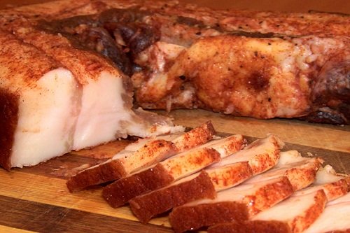Сало, засоленное в луковой шелухе