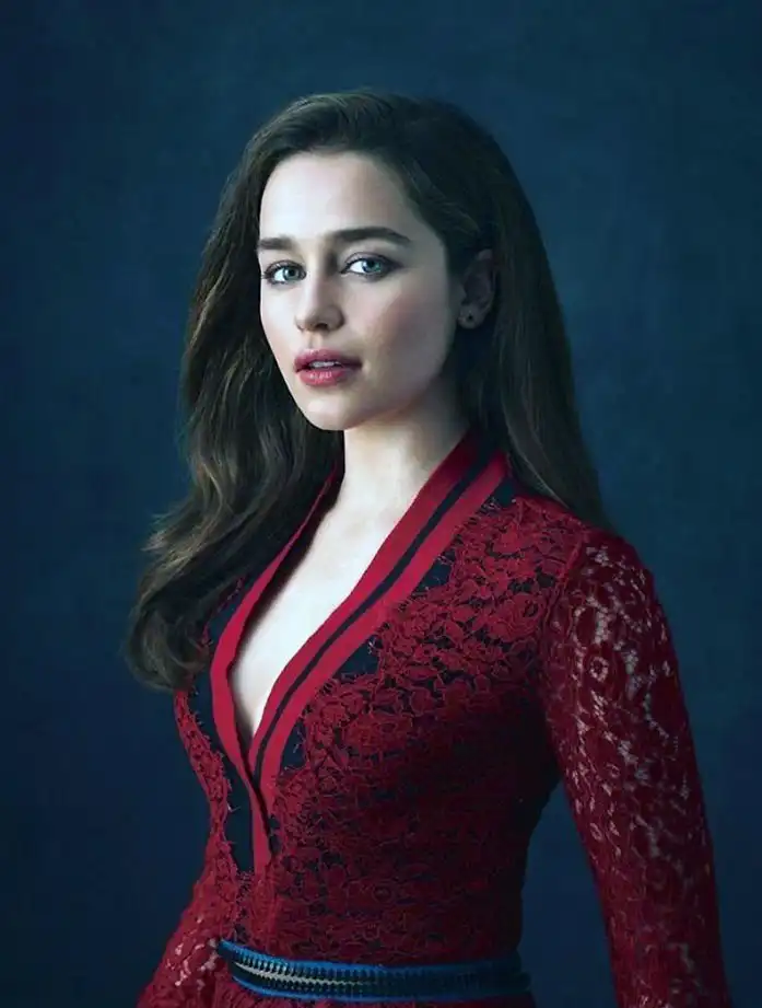 Эмилия Кларк (Emilia Clarke): Сливы, эро-сцены и проф. фотосессии.