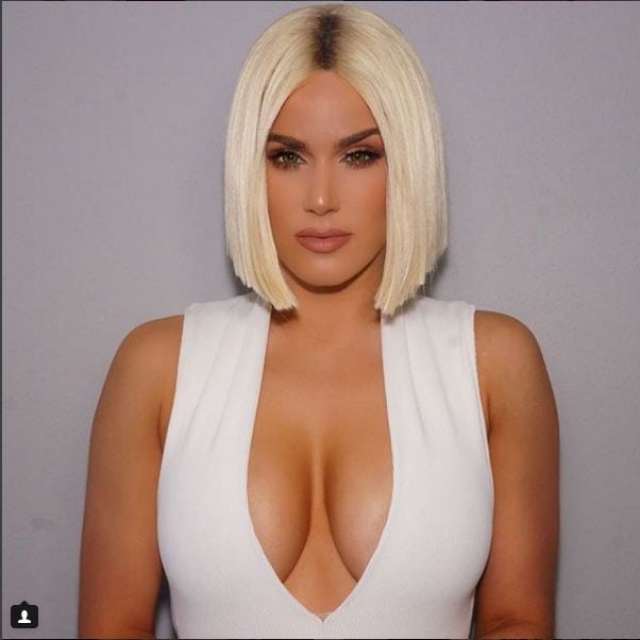 Lana Cleavage