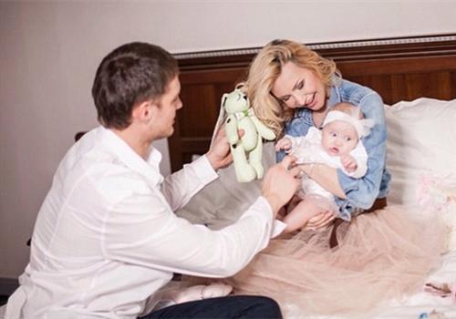 Счастливые родители Элина Камирен и Александр Задойнов