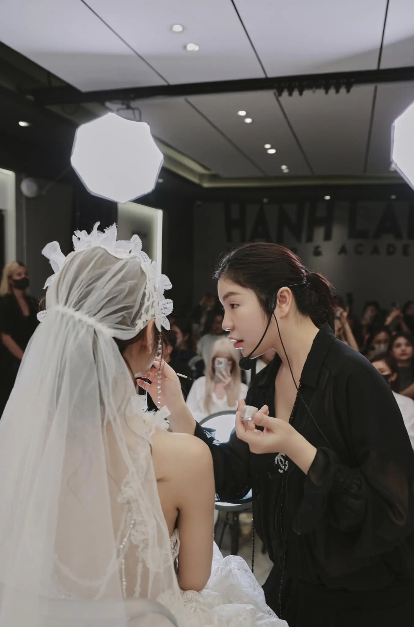 Makeup Artist là gì? Khám phá vai trò trong ngành làm đẹp Việt Nam 5 makeup artist la gi kham pha vai tro trong nganh lam dep viet nam 682c8cdec19ee 682c8cdf60595