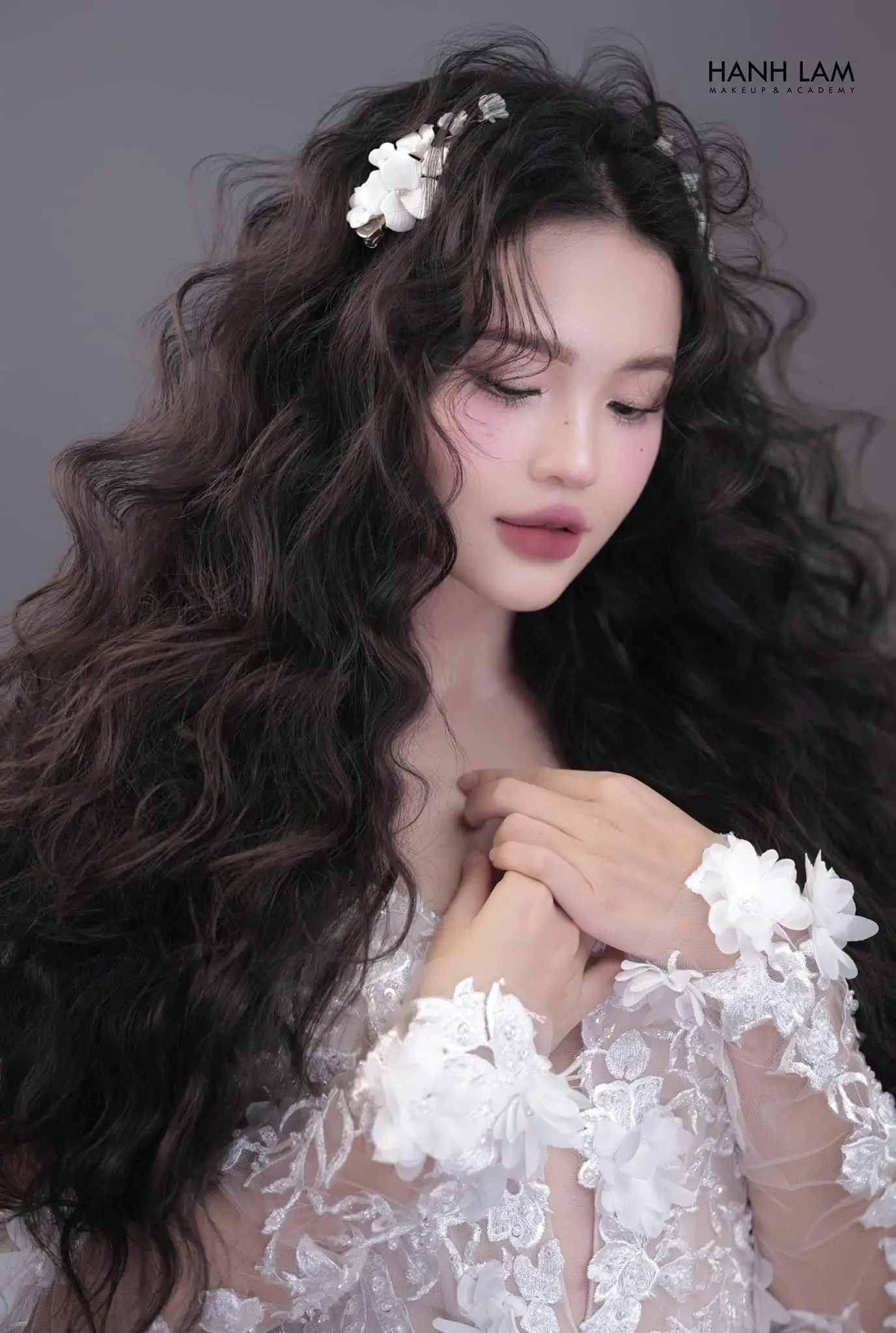 Dịch vụ makeup kỷ yếu Hà Nội: Nơi hội tụ xu hướng đẹp lung linh 3 dich vu makeup ky yeu ha noi noi hoi tu xu huong dep lung linh 6857ea1a20716 6857ea1abda18