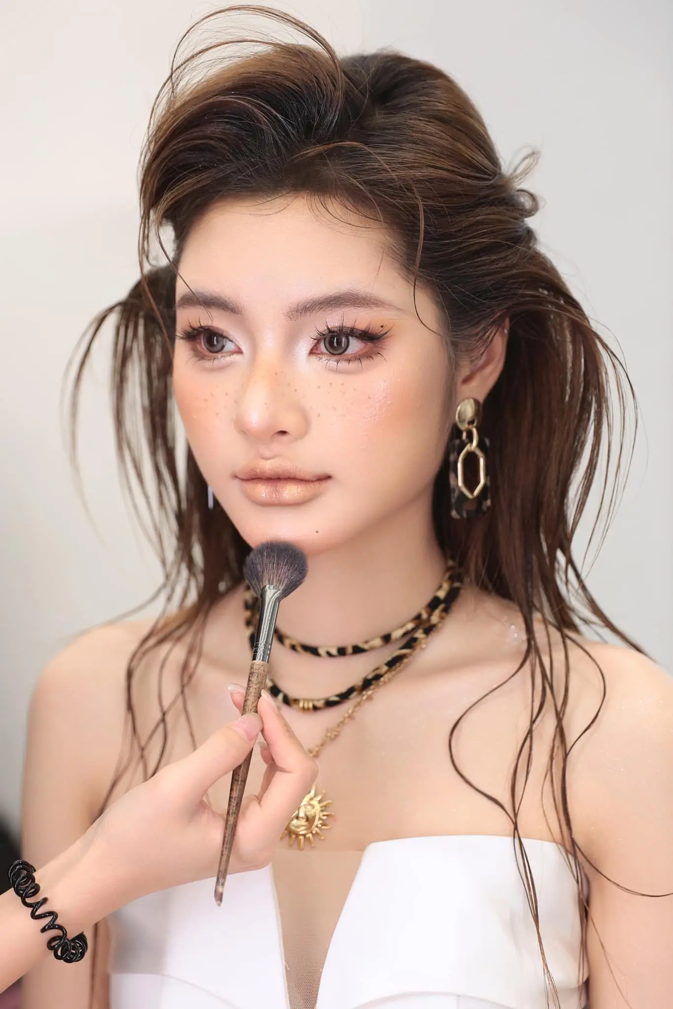 Nâng tầm vẻ đẹp với tone makeup đi tiệc quyến rũ 4 nang tam ve dep voi tone makeup di tiec quyen ru 6908b424145aa 6908b424afef7