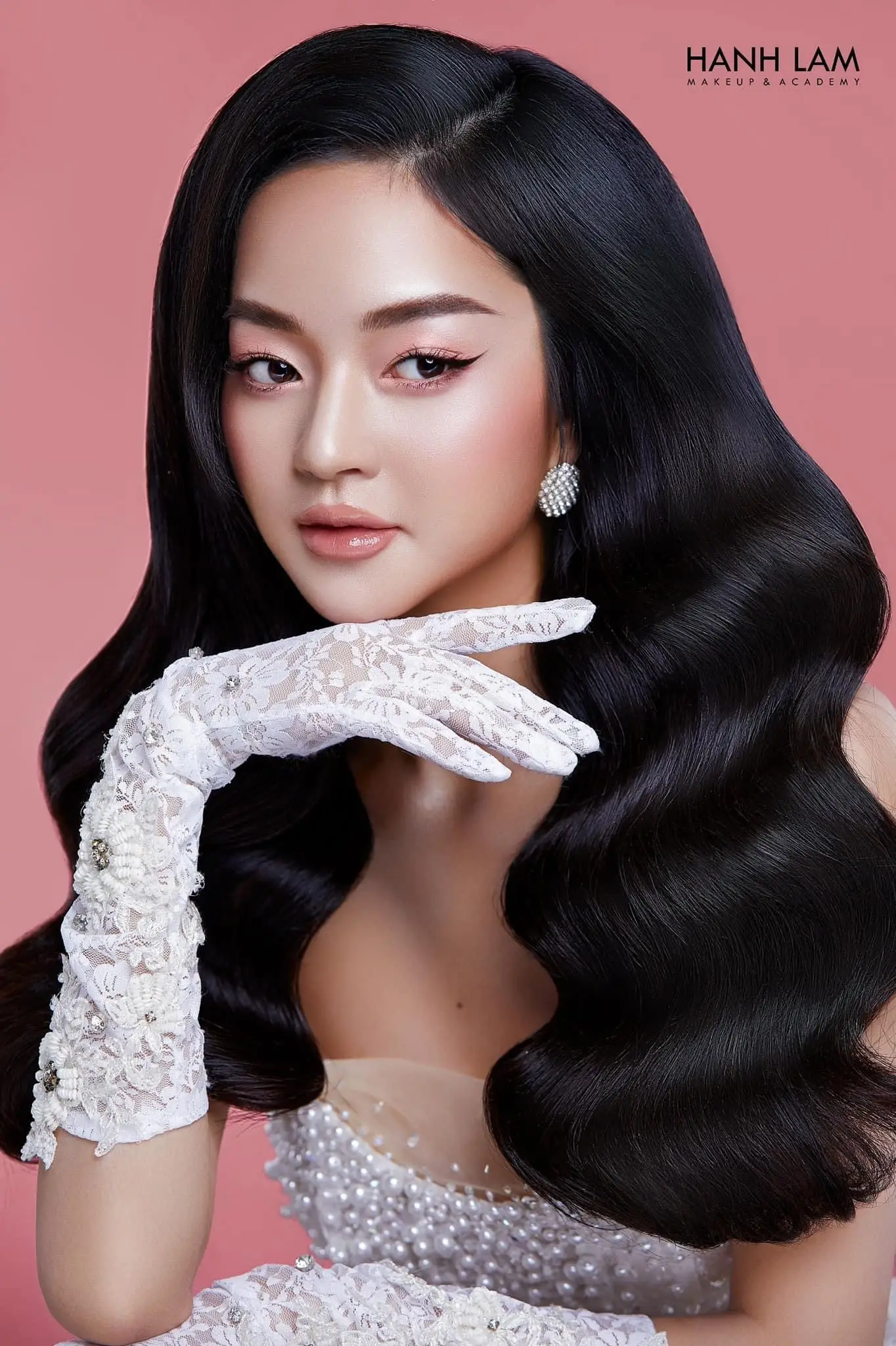 Trang điểm phù hợp với phong cách lộng lẫy cho cô dâu 3 trang diem phu hop voi phong cach long lay cho co dau 69172fdb63228 69172fdc234fb