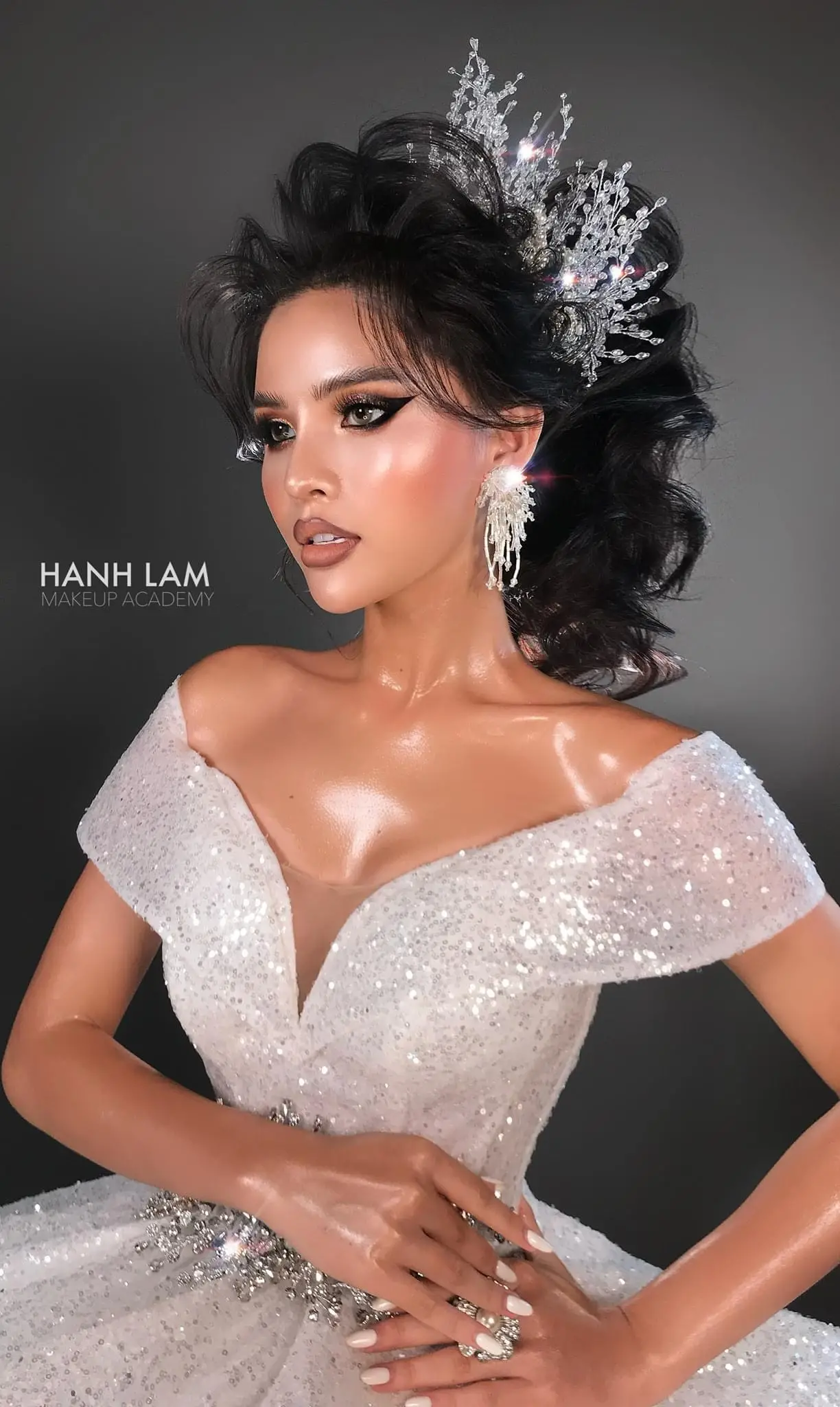 Trang điểm phù hợp với phong cách lộng lẫy cho cô dâu 4 trang diem phu hop voi phong cach long lay cho co dau 69172feedbd7b 69172fef81ccf
