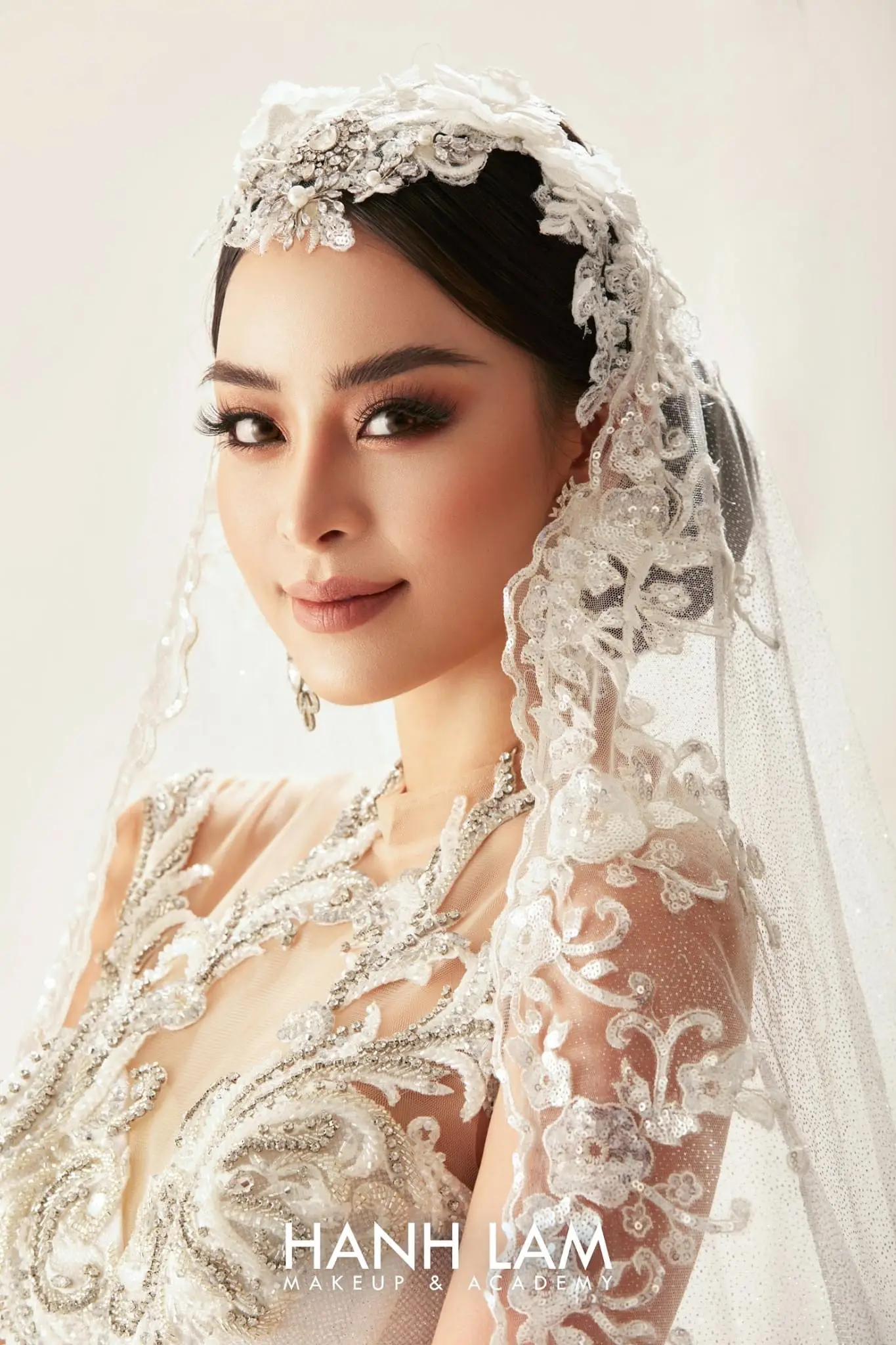 Gợi ý phong cách makeup cô dâu đẹp lộng lẫy 4 goi y phong cach makeup co dau dep long lay 69342f6e2d7ff 69342f6ed370e