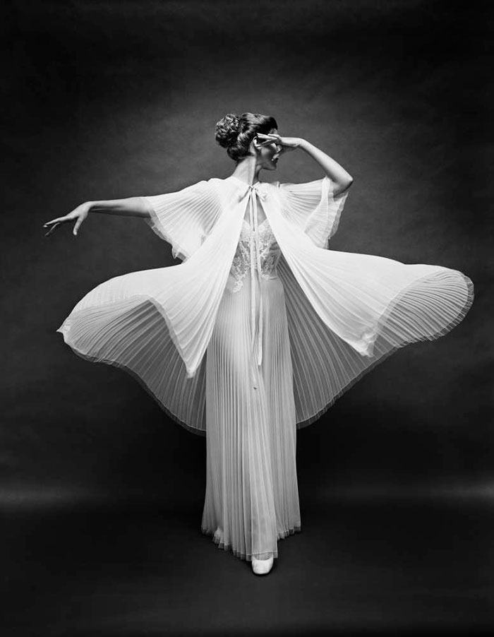 Марк Шоу (Mark Shaw) - Vanity Fair Butterfly Robe Arm Out., 1950-e