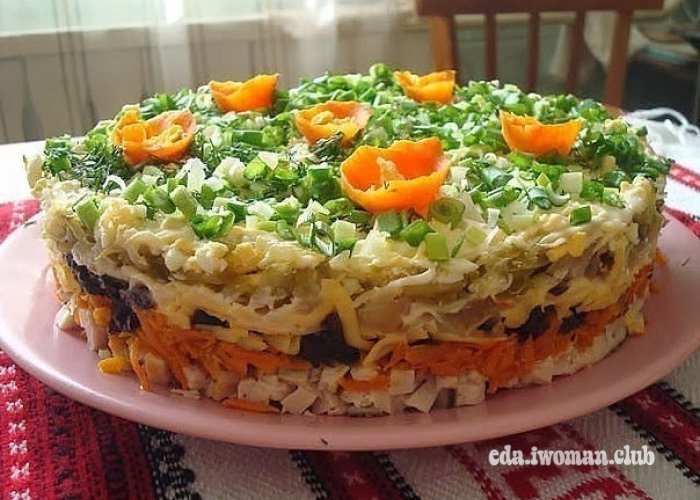 Слоёный салат с черносливом "Ночка" - готовое блюдо
