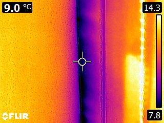 Warmtefoto die koude infiltratie bij een vaste aansluiting van het kozijn op de muur laat zien