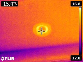 Infraroodfoto waarin het verschil in warmte uitstraling wordt weergegeven bij een LED-lamp