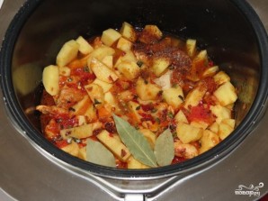 Тушеная курица с картофелем в мультиварке - фото шаг 5