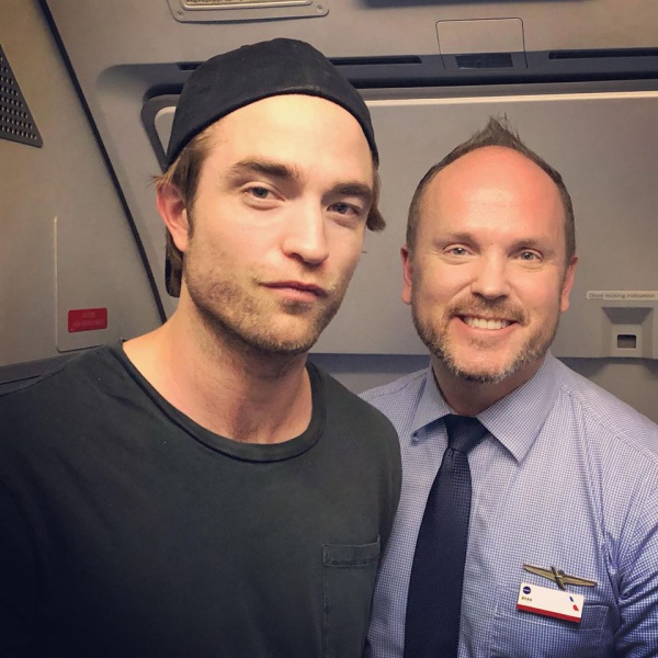 Новое фан-фото Роберта Паттинсона на борту самолета American Airlines - 13.09.2018