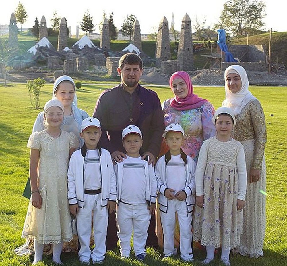 Ramzan-Kadyrov-s-zhenoj-i-detmi