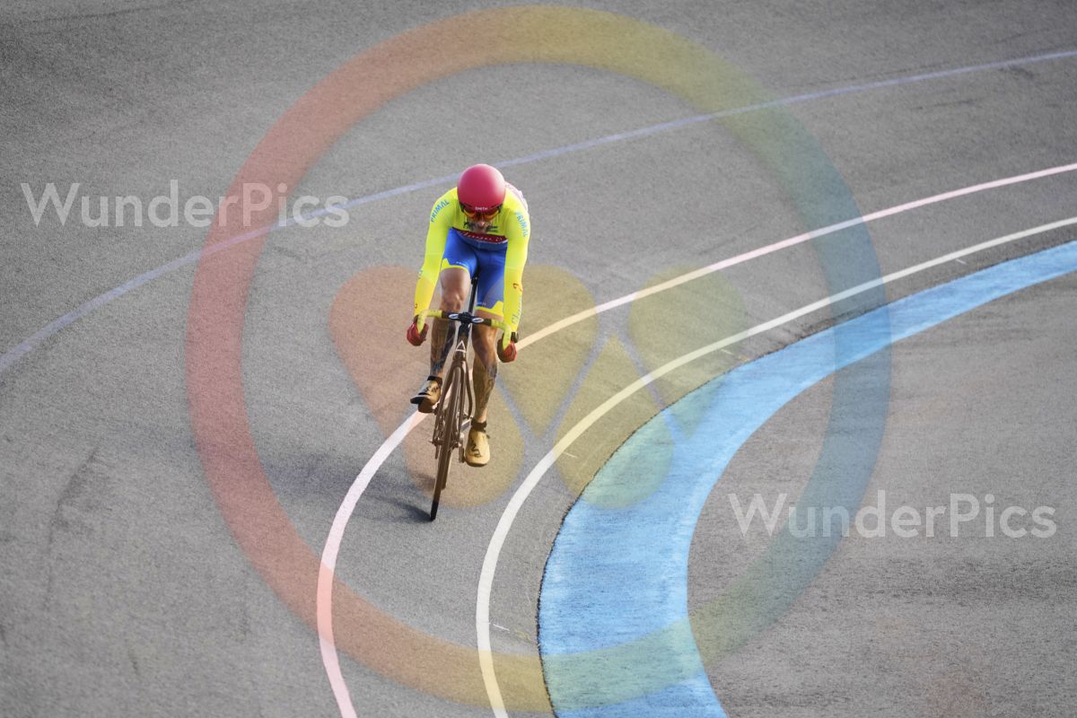 Cycling photographer at San Diego Velodrome — WunderPics