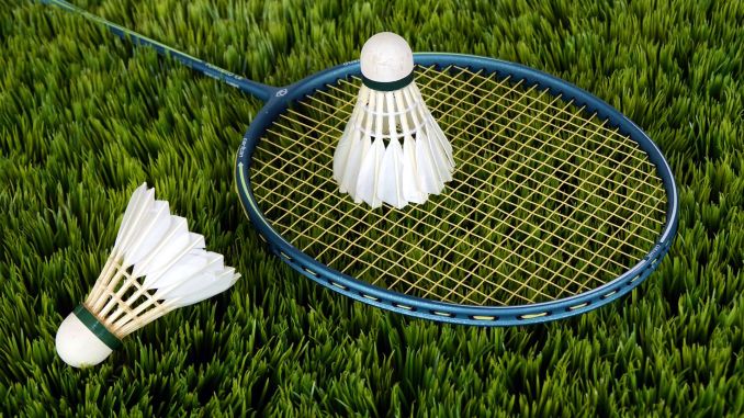 Lev a vhodné sporty a relax badminton raketa míčky