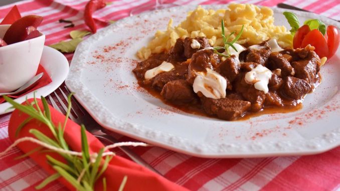 sojovy-gulas-s-testovinami