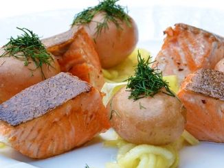 lososové kostky s bramborem na talíři recept