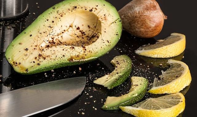 avokada rozkrojené avokádo s nožem a citronem