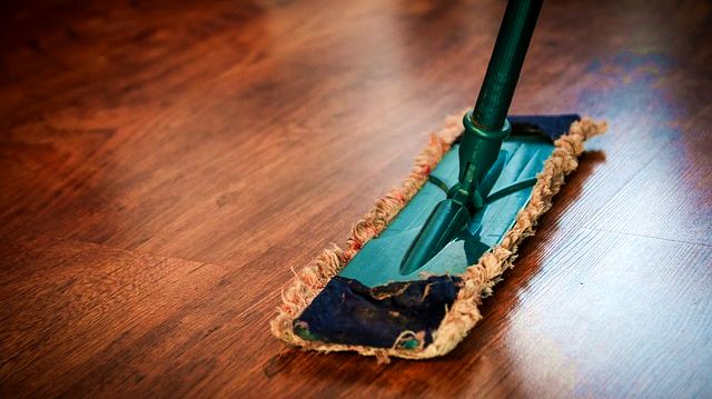 uklid mop na podlaze
