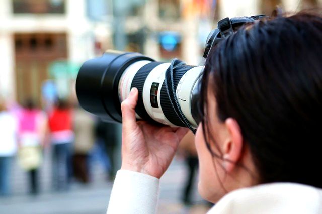 žena povolání fotografka objektiv