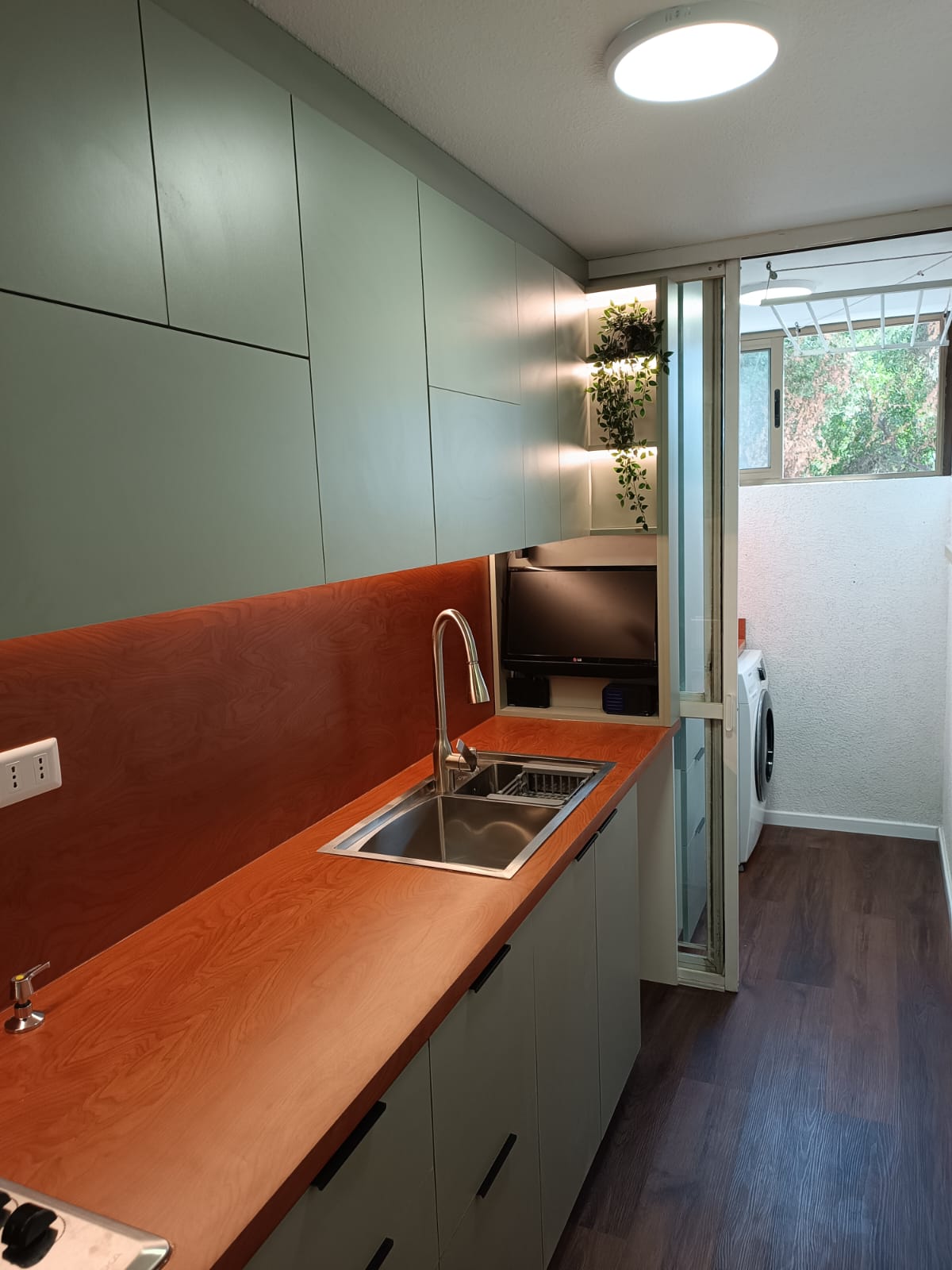 Cocina a Medida en Verde Salvia y Madera