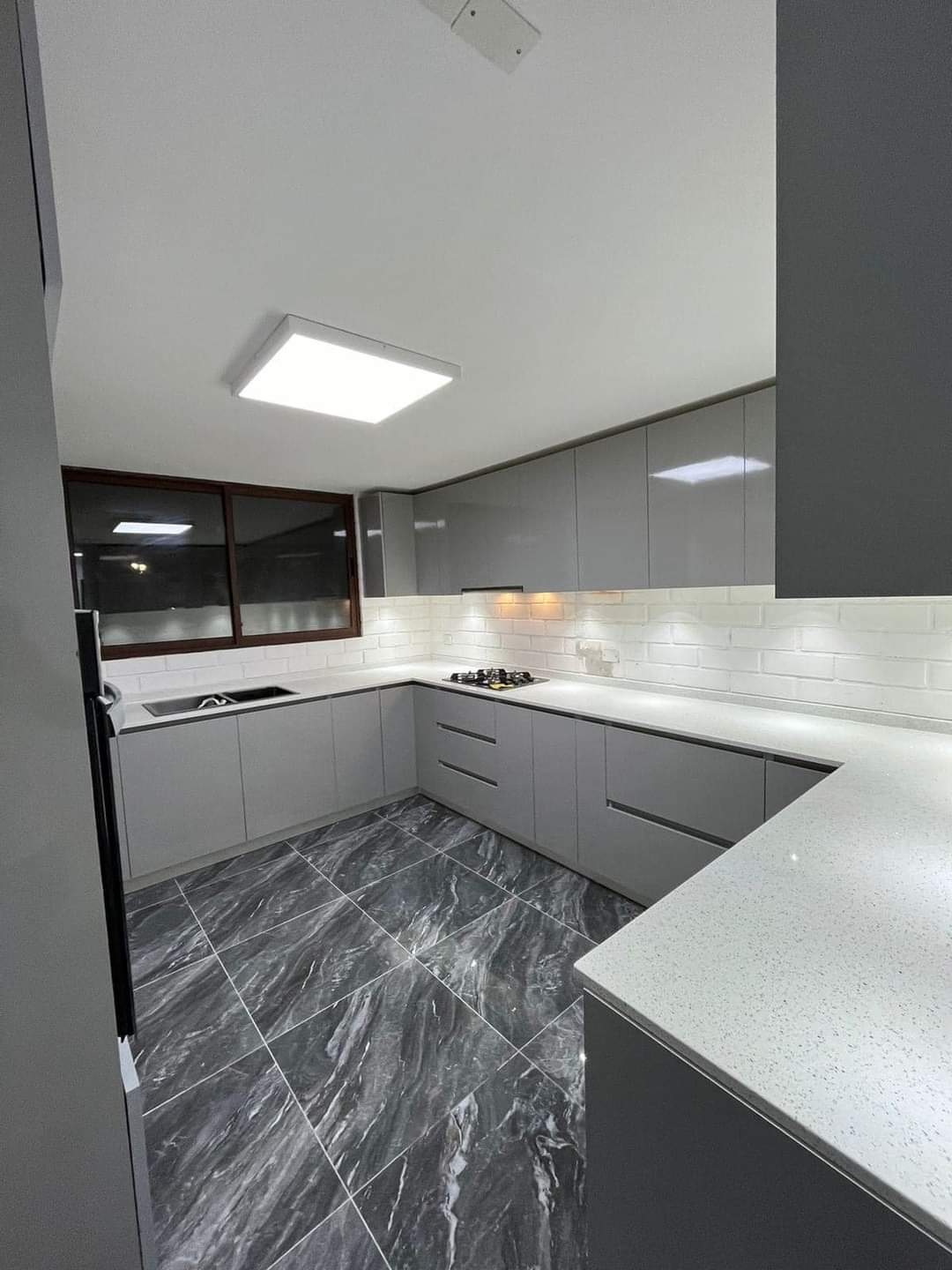 Cocina Americana con Muebles Gris Brillante