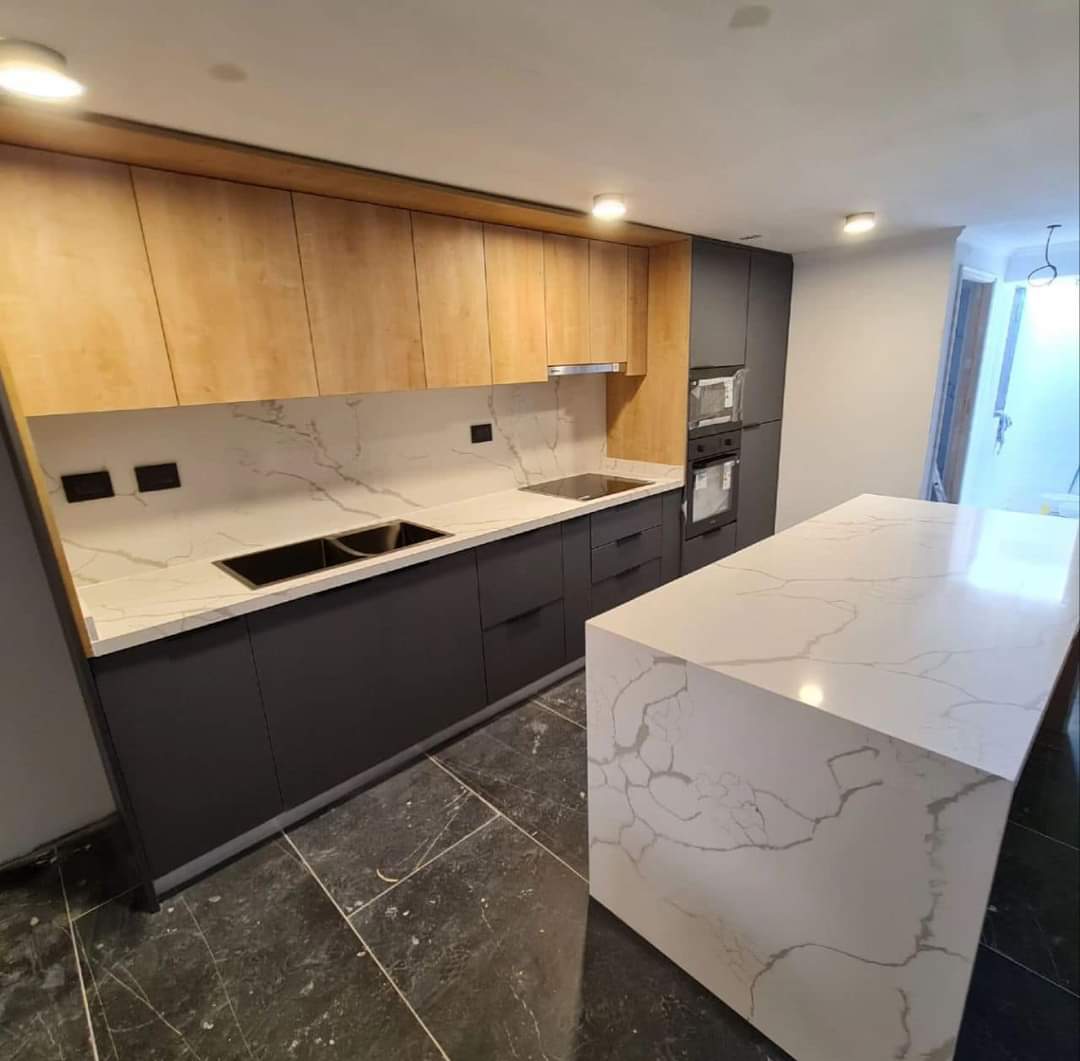 Cocina con Isla en Mármol y Madera Natural