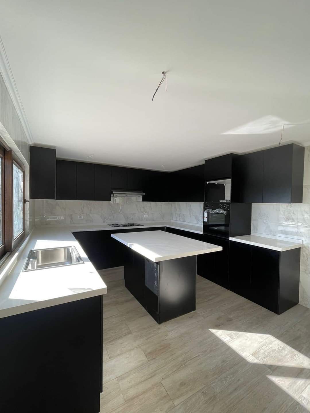 Cocina Amplia en Negro Mate con Isla Central