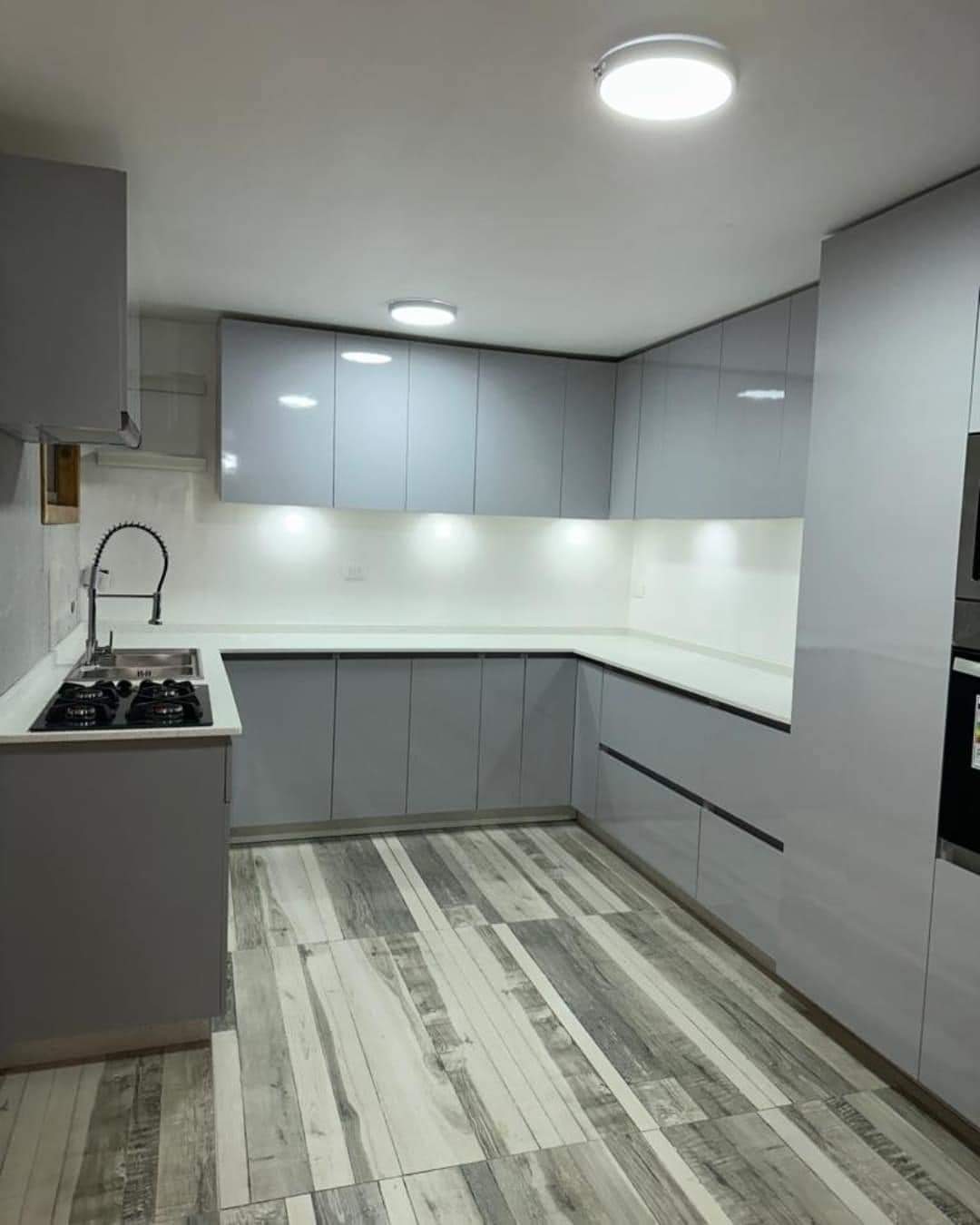 Cocina en L con Muebles Gris Perla Brillante