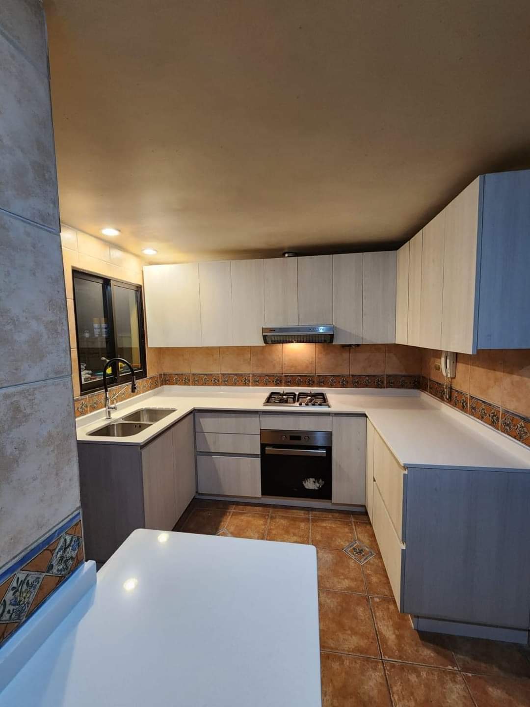 Cocina en U Bicolor Blanco y Gris