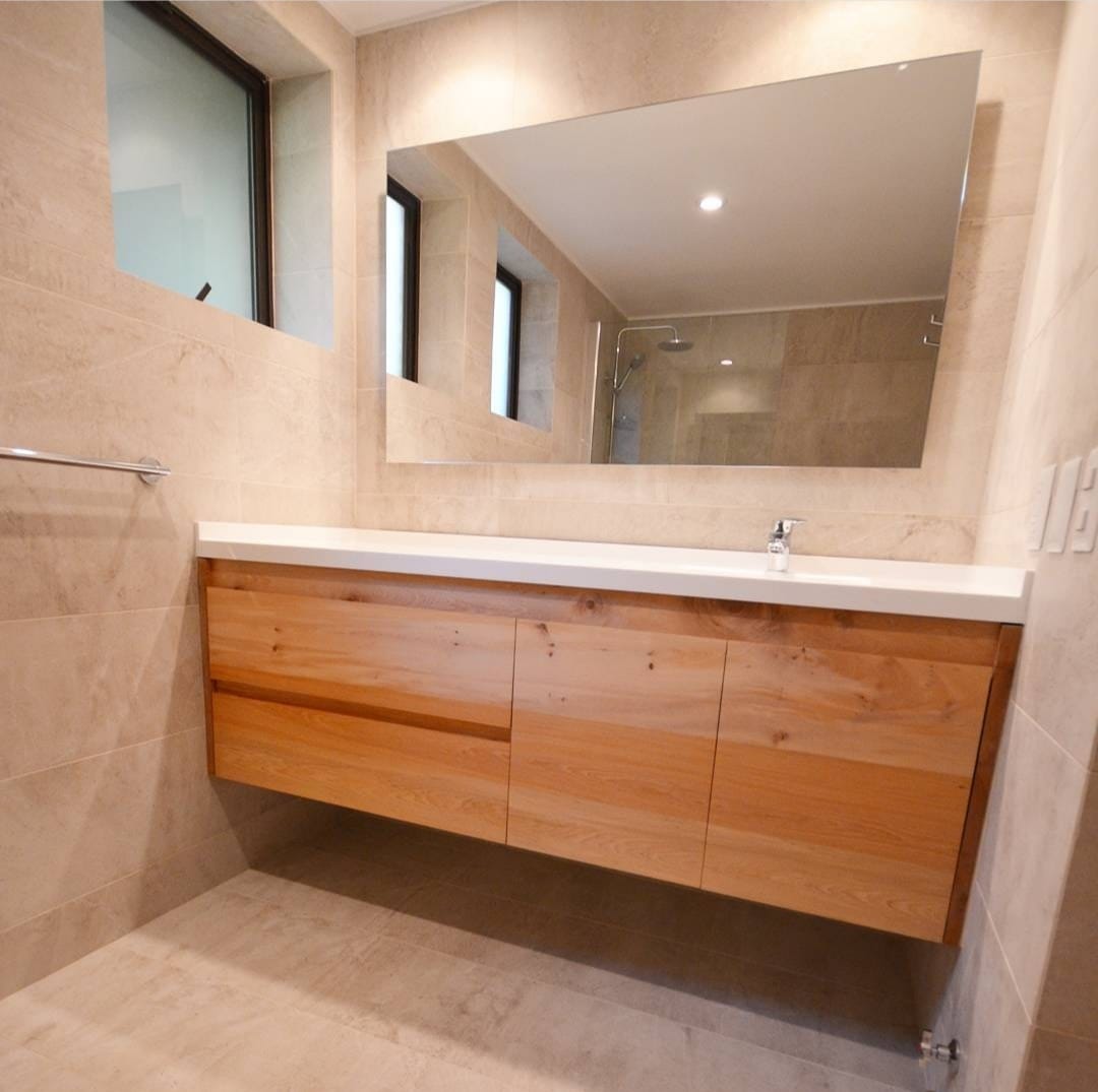 Vanitorio Flotante en Madera Maciza con Espejo Amplio
