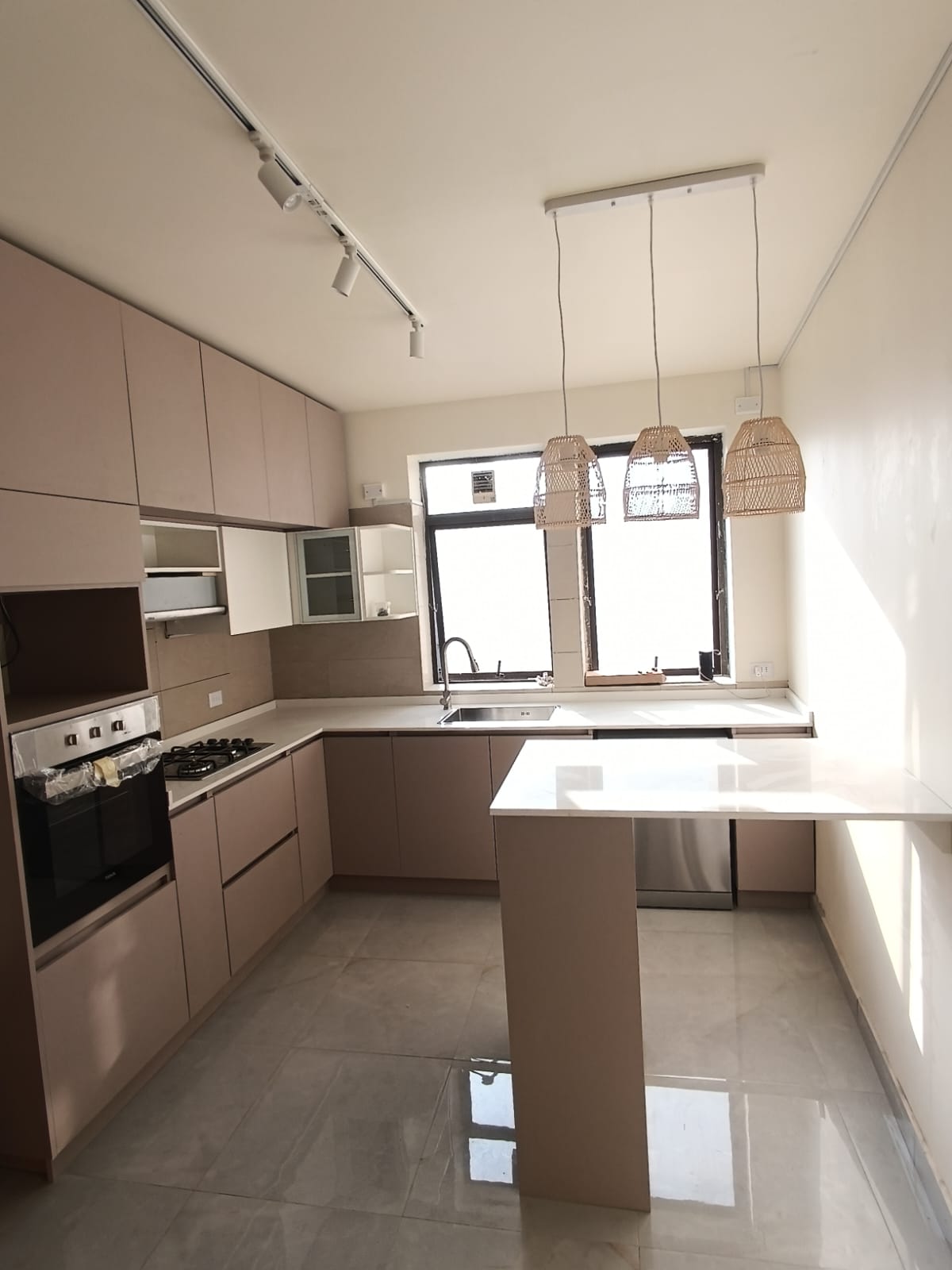 Cocina Americana en Tono Beige con Isla