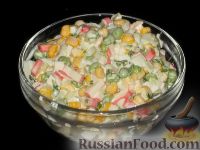 Фото приготовления рецепта: Салат из кукурузы и зеленого горошка с крабовыми палочками - шаг №7