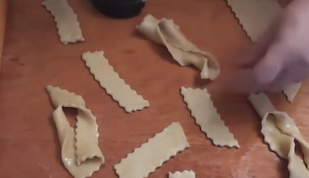 нарезаем тесто