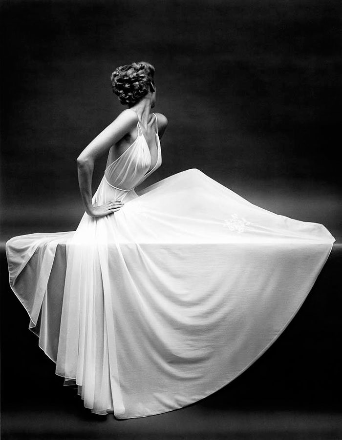 Марк Шоу (Mark Shaw) - Vanity Fair Butterfly Robe Arm Out., 1950-e