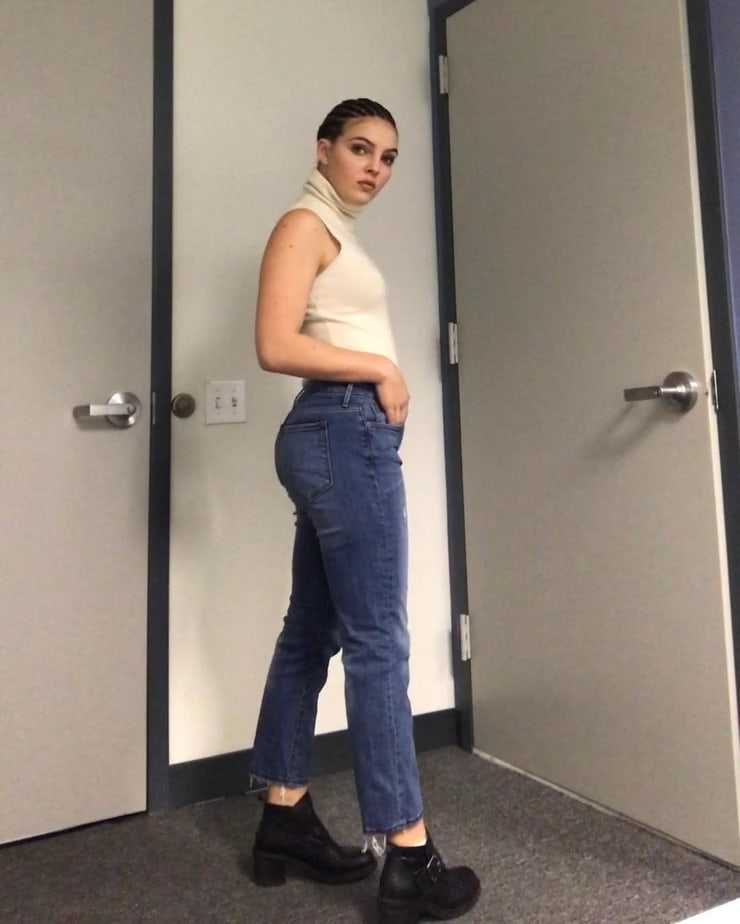 Camren Bicondova sexy booty