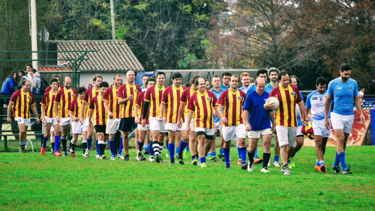 New Argentinan GAA club, San Isidro Gaélico parade with Hurling Club's football team